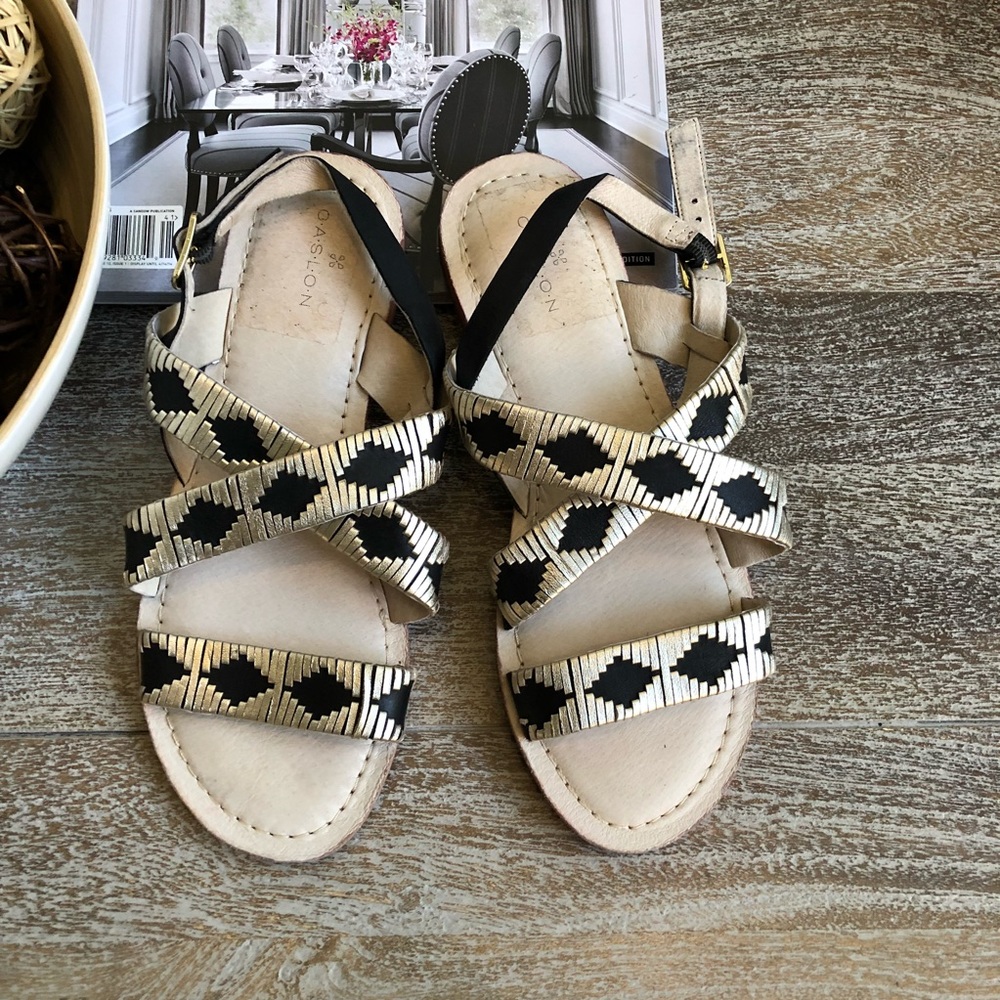Caslon Finn Leather Sandal In Gold And Black - Picture 2 of 7